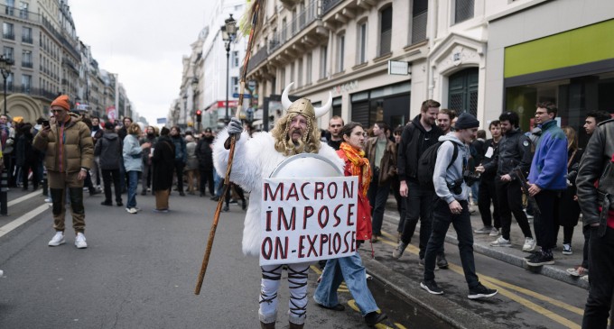 Ușa unei secții de poliție din Rennes, incendiată de manifestanți