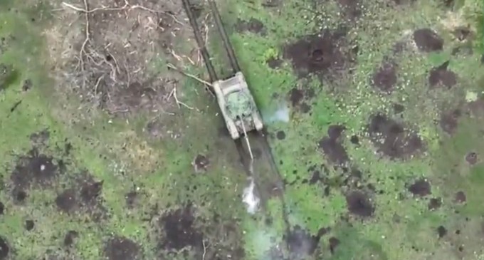 VIDEO Execuția unui tanc rusesc cu o rachetă ghidată, surprinsă perfect dintr-o filmare din dronă