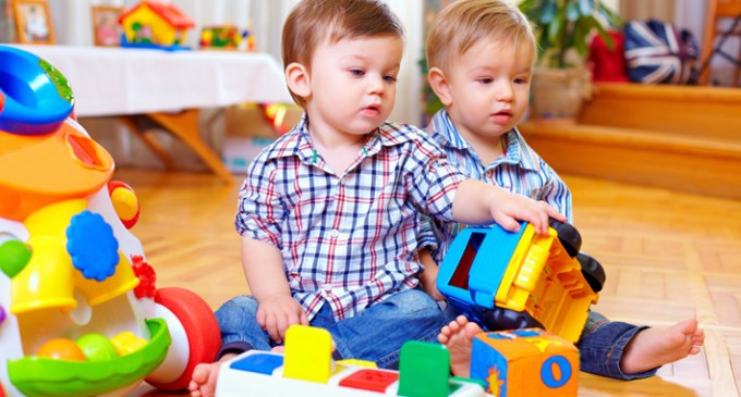 5 jucarii pentru dezvoltarea motrica a celor mici