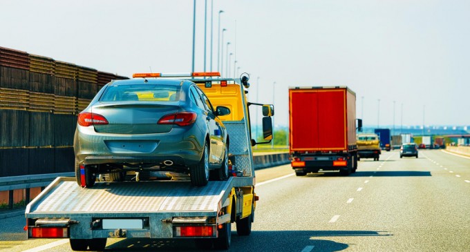 Când să apelezi la serviciile unei companii de tractări auto: ghidul tău esențial pentru situații neprevăzute