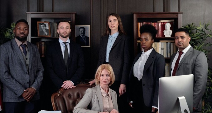 Află acum ce nu trebuie să îți lipsească dacă noul tău job impune o ținută office!