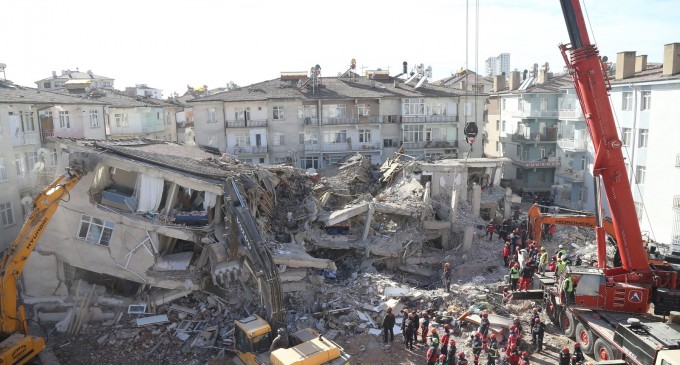 Şeful Semilunii Roşii din Turcia demisionează, cu două zile de alegeri, în urma unui scandal privind corturile pentru cutremur