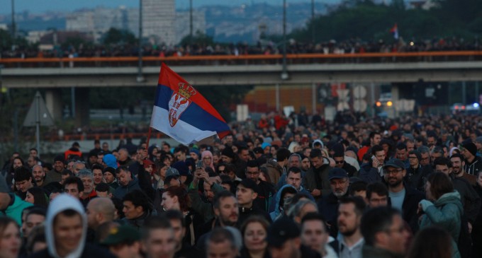 VIDEO Mii de sârbi au protestat după atacurile armate. Oamenii au blocat un bulevard și o autostradă / Ce au cerut protestatarii