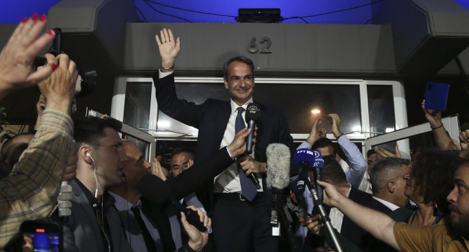 Alegeri în Grecia. Dreapta premierului Mitsotakis nu a obţinut o victorie categorică și a primit mandat pentru a forma o coaliție