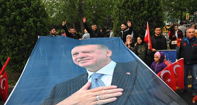 Erdogan, felicitat de liderii europeni pentru câștigarea alegerilor din Turcia. Orban a dat tonul / Putin îl numește „prieten drag” / Macron îl felicită în turcă