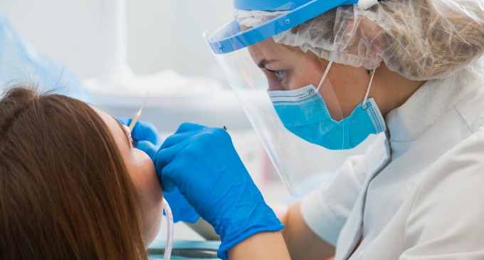 În țara unde trei oameni din zece sunt știrbi, statul a pus stomatologia în cui. Cum a ajuns România să nu se mai caute la dinți