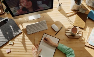 Avantajele și dezavantajele mesageriei instantanee în comunicarea online.
