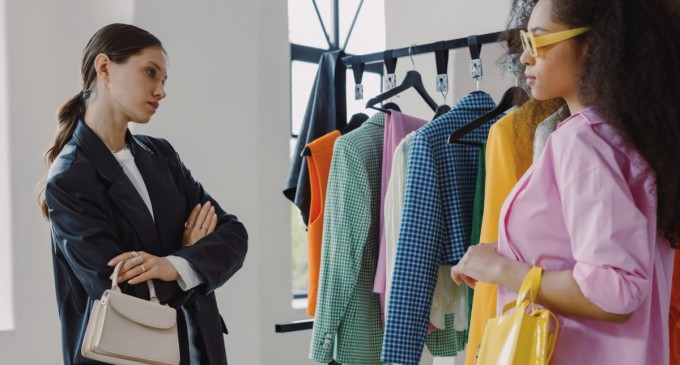 Îți place să fii mereu în trend? Iată ce este recomandat să porți în această vară