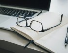 Petreci cel puțin 8 ore pe zi în fața laptopului? Iată care sunt medicii pe care trebuie să-i vizitezi mai des!