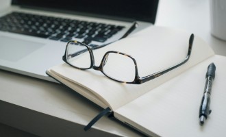 Petreci cel puțin 8 ore pe zi în fața laptopului? Iată care sunt medicii pe care trebuie să-i vizitezi mai des!