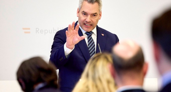 „Nu vă este rușine?”. Nehammer ia o altă decizie controversată pentru a câștiga capital electoral în Austria