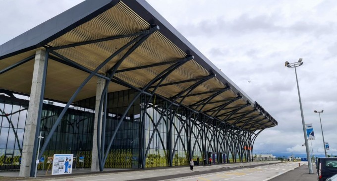 Singura companie ce operează zboruri de pe aeroportul Brașov, care amenința că se retrage, a decis să rămână / Anunțul ROMATSA