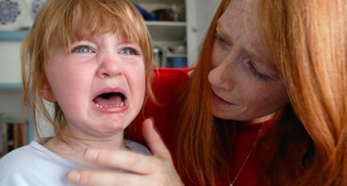 Tantrumul, o invenție a parentingului modern? De ce nu făceau copiii crize „pe vremea noastră”?