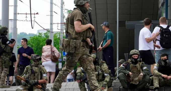 VIDEO Cum este atmosfera în orașul Rostov, controlat de Wagner. Rușii dau mâna cu mercenarii și le duc mâncare și apă