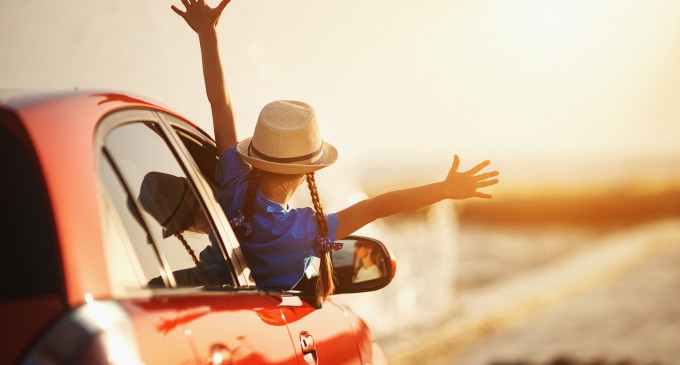 Adolescenții care au împlinit 16 ani pot circula în afara ţării neînsoţiţi de un adult. Care este condiția – lege adoptată