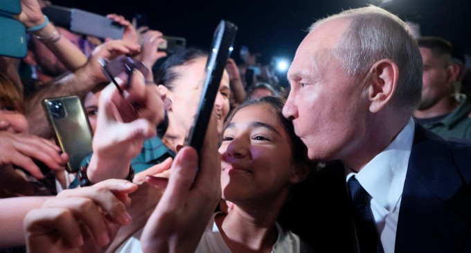 VIDEO Vladimir Putin a făcut o baie de mulțime neașteptată în Daghestan, una dintre cele mai sărace regiuni din Rusia