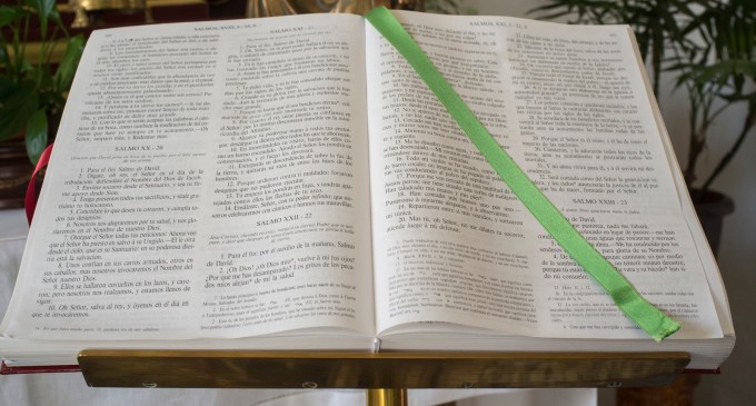 Școlile primare din Utah interzic Biblia pentru „vulgaritate și violență”