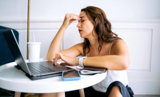 Top 3 lucruri pe care le poți încerca pentru a avea un somn mai odihnitor și pentru a reduce stresul de zi cu zi