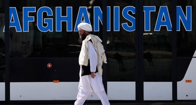 ​„Muzica corupe tinerii” – poliția talibană arde zeci de instrumente muzicale în Afganistan