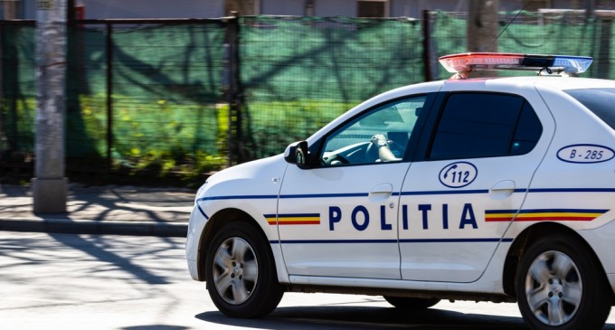 VIDEO Un tânăr din Reșița a fost filmat când trage cu pistolul între blocuri. Poliția a deschis o anchetă