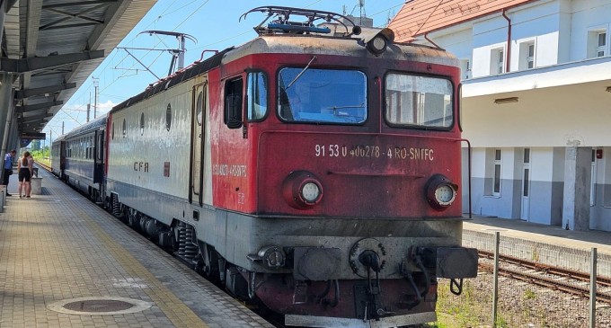 Zonele în care trenurile circulă cu restricții de viteză. Temperaturi de peste 50 de grade la nivelul șinei de cale ferată