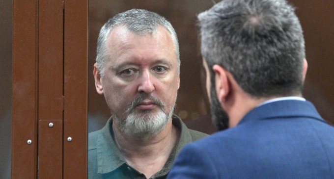 VIDEO Primele imagini cu Igor Ghirkin reținut și adus în fața unui tribunal rus