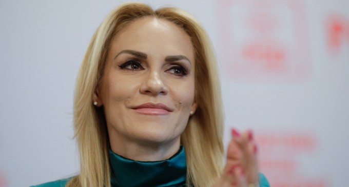 Consiliera Gabrielei Firea care apare în dosarul azilelor groazei se suspendă din funcție / Gabriela Firea continuă să o apere, susținând că nu e implicată