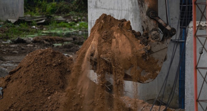 India a demolat cu buldozerul casa unui bărbat care a fost filmat în timp ce ar fi urinat pe membrul unei comunități tribale