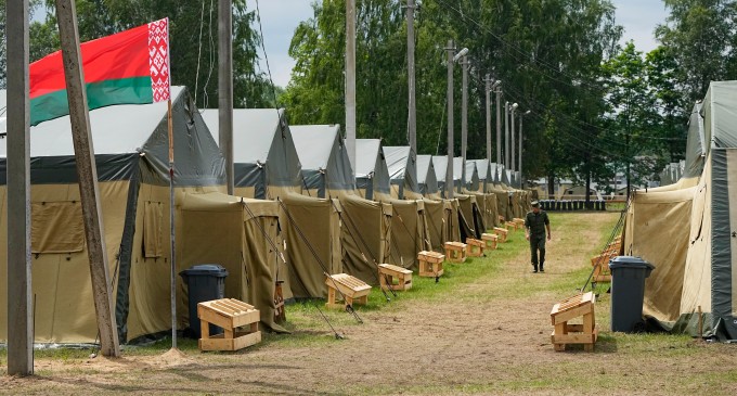 FOTO Imagini din satelit: Acumulare de vehicule și echipamente militare la baza militară la care sunt staționați mercenarii Wagner