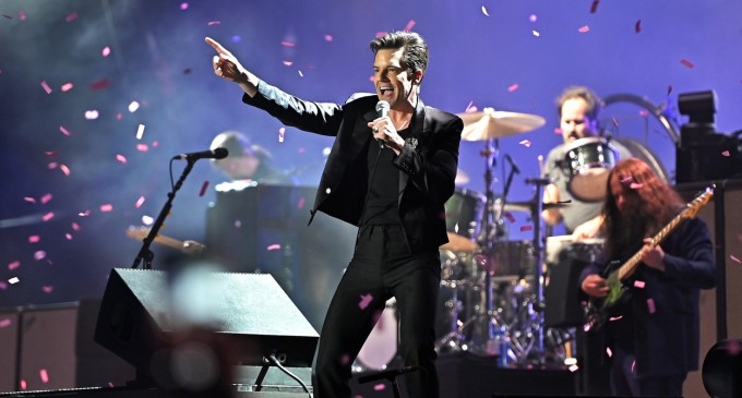 VIDEO Trupa The Killers se scuză pentru invitarea unui fan rus pe o scenă din Georgia