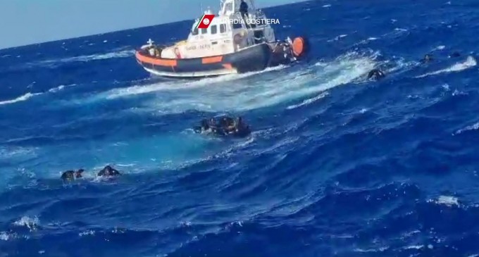 Afișe în 3 limbi la centrul de primire a migranților din Torino: „Întoarceți-vă acasă”