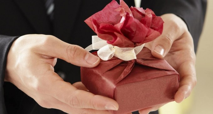 Vrei să-ți surprinzi partenera? TREI idei clasice prin care nu vei da greș niciodată