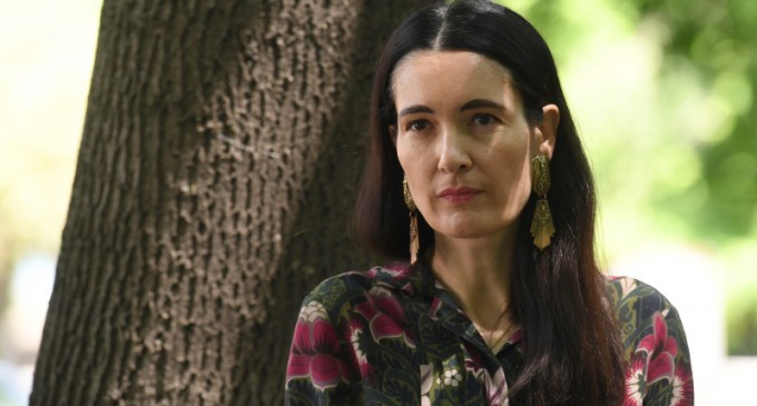 VIDEO Clotilde Armand declară război comercianților din Sectorul 1 și publică imagini cu angajații unui magazin de pe Victoriei care lasă saci de gunoi pe trotuar