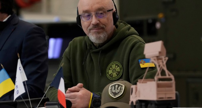 Zelenski anunță că îl va demite pe Reznikov din funcția de ministru al Apărării în mijlocul războiului / Cine îl va înlocui