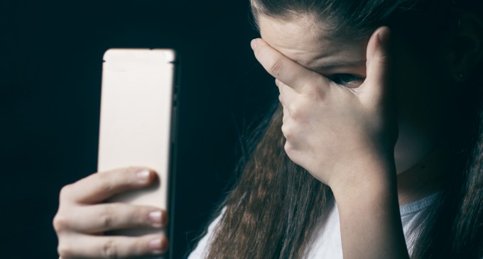 „Părinți, vă rog să vorbiți cu copiii voștri!”. Ministrul Justiției semnalează cyberbullyingul și traumele adolescenților, după ce a citit eseurile de la un concurs