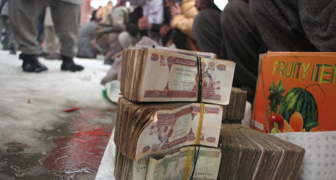 Moneda unei țări cu economia în pragul colapsului a depășit randamentul dolarului