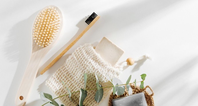 LACALUT® Black & White pentru gingii sanatoase si dinti de un alb natural!