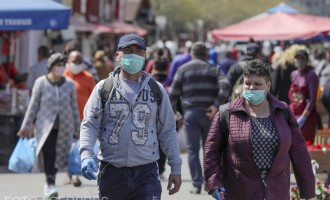 Sondaj INSCOP: Jumătate dintre români consideră că statul are datoria să îi ajute indiferent de situaţie / Peste jumătate cred că Guvernul trebuie să crească salariile chiar dacă economia scade