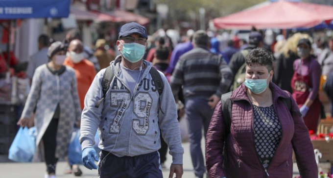 Sondaj INSCOP: Jumătate dintre români consideră că statul are datoria să îi ajute indiferent de situaţie / Peste jumătate cred că Guvernul trebuie să crească salariile chiar dacă economia scade