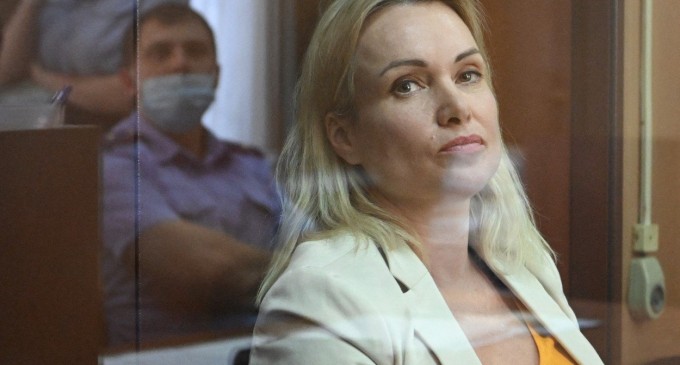Condamnare dură la închisoare pentru Marina Ovsiannikova, jurnalista care a protestat în direct la televiziunea rusă