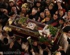 Credincioşii străbat sute de kilometri şi aşteaptă ore în şir pentru a se închina la racla Sfintei Parascheva / 300.000 de persoane sunt aşteptate în următoarele zile la pelerinajul de la Iaşi