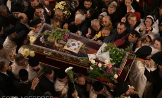 Credincioşii străbat sute de kilometri şi aşteaptă ore în şir pentru a se închina la racla Sfintei Parascheva / 300.000 de persoane sunt aşteptate în următoarele zile la pelerinajul de la Iaşi