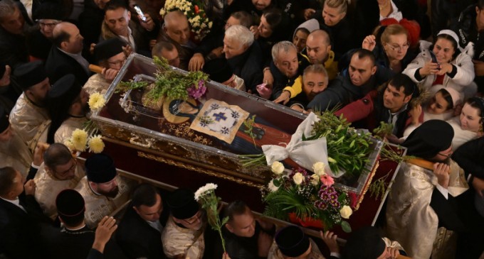 Credincioşii străbat sute de kilometri şi aşteaptă ore în şir pentru a se închina la racla Sfintei Parascheva / 300.000 de persoane sunt aşteptate în următoarele zile la pelerinajul de la Iaşi