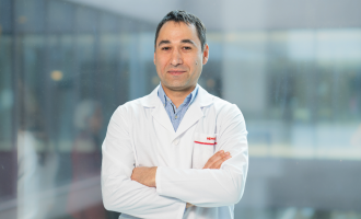 Dr. Dorin Bică, neurochirurg: ,,Folosim tehnologia, ȋn chirurgie, ca pe Waze. Ne ajută să ajungem la destinație mai repede și mai bine”