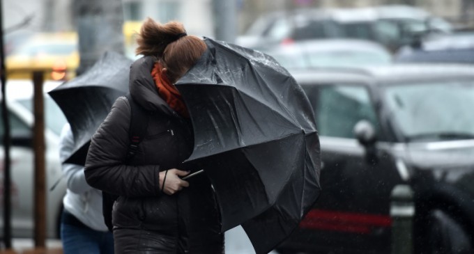 Cod galben de vânt puternic în peste jumătate de țară. Avertizarea meteo, valabilă până luni