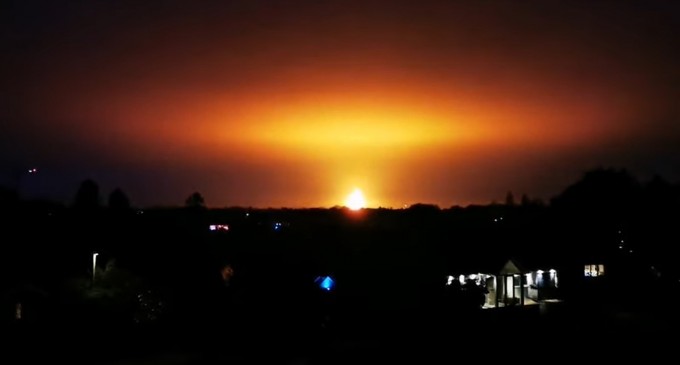 VIDEO O minge de foc uriaşă a luminat cerul în Anglia, după o explozie extrem de puternică auzită în Oxfordshire / Ce ar fi provocat incendiul