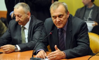 Primarul PSD din Mioveni, prins în flagrant că restituia 10.000 de euro primiți mită, a fost reținut