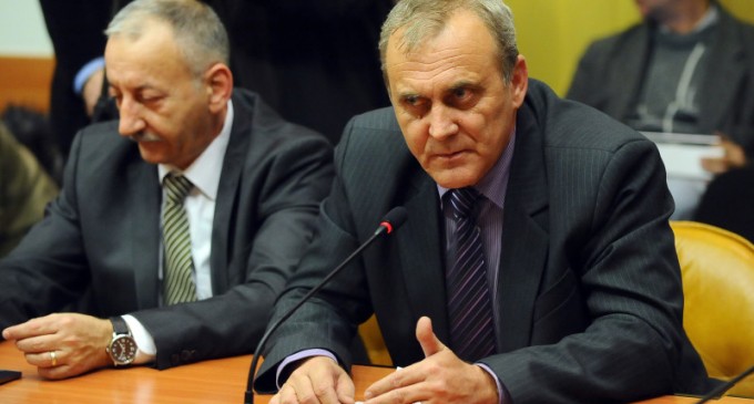 Primarul PSD din Mioveni, prins în flagrant că restituia 10.000 de euro primiți mită, a fost reținut