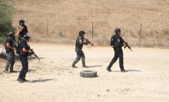 VIDEO Lupte crâncene pe o șosea în apropiere de Gaza. Cum se adăpostesc oamenii de schimbul de focuri dintre trupele israeliene și islamiștii Hamas