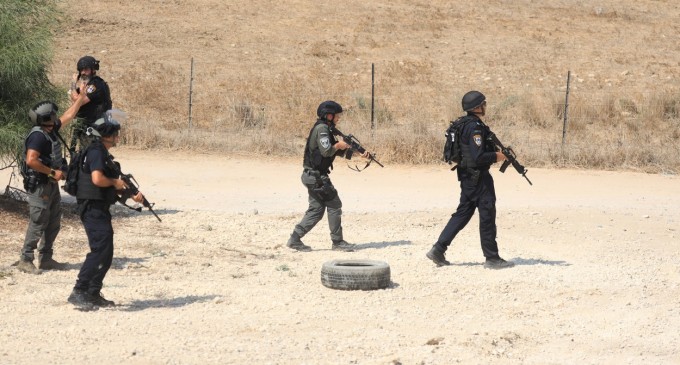 VIDEO Lupte crâncene pe o șosea în apropiere de Gaza. Cum se adăpostesc oamenii de schimbul de focuri dintre trupele israeliene și islamiștii Hamas